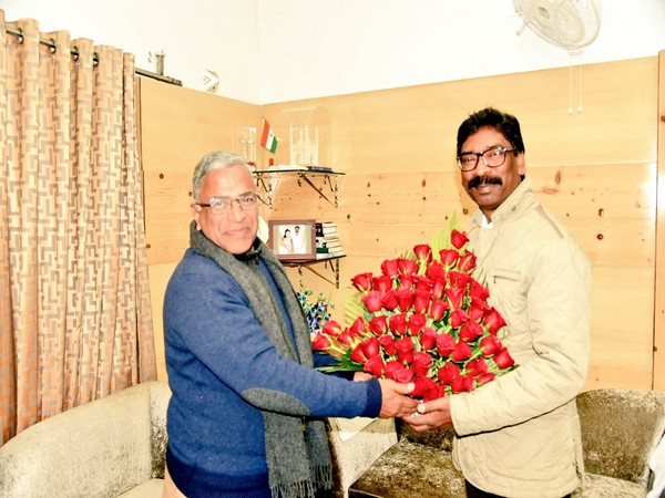 Rajya Sabha Deputy Chairman NS Harivansh meets Jharkhand Chief Minister Hemant Soren on Monday. Photo/ANI