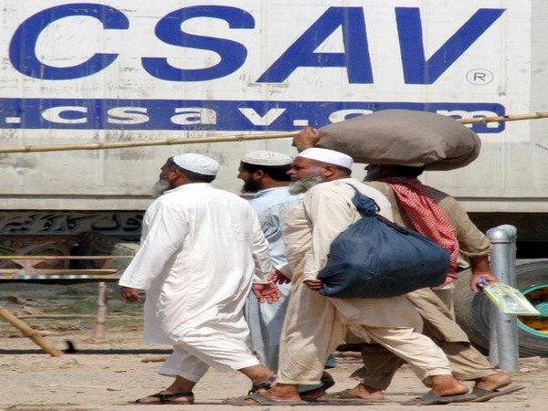 Pakistani devotees return after attending three day congregation organised by Tablighi Jamaat,a missionary organisation in Islamabad September 3, 2006.