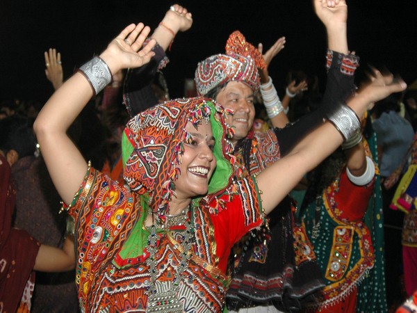 Devotees performing dandiya 