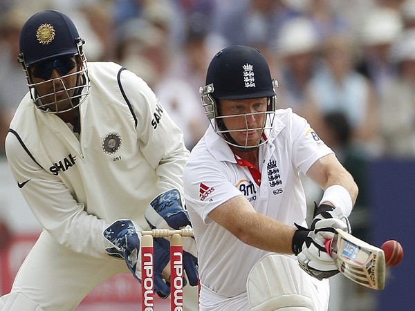 MS Dhoni and Ian Bell in action during the Nottingham Test in 2011