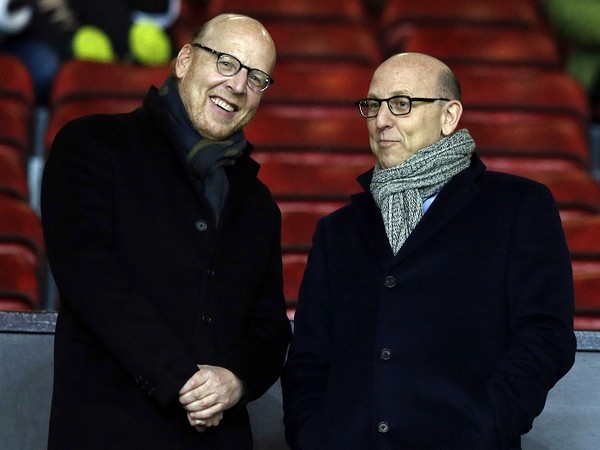 Manchester United board members Avi Glazer (L) and Joel Glazer (Photo: Reuters)