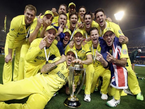 Australia with World Cup trophy in 2015