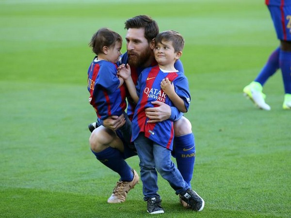 Lionel Messi with his sons Thiago and Mateo