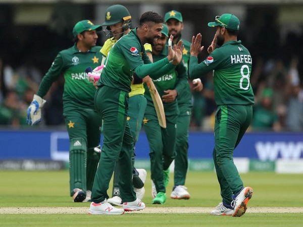  Pakistan's Mohammad Amir celebrates the wicket of South Africa's Faf du Plessis 