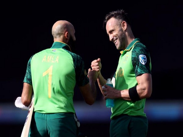 South Africa batsmen Hashim Amla (left) and skipper Faf du Plessis (right) 