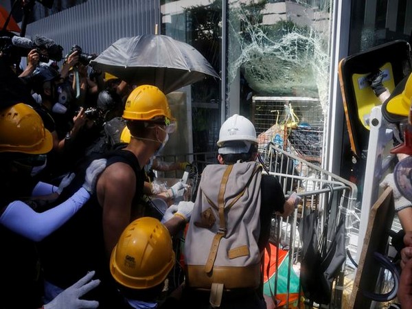 Protestors attempt to storm into the city's government headquarters (Photo: Reuters)