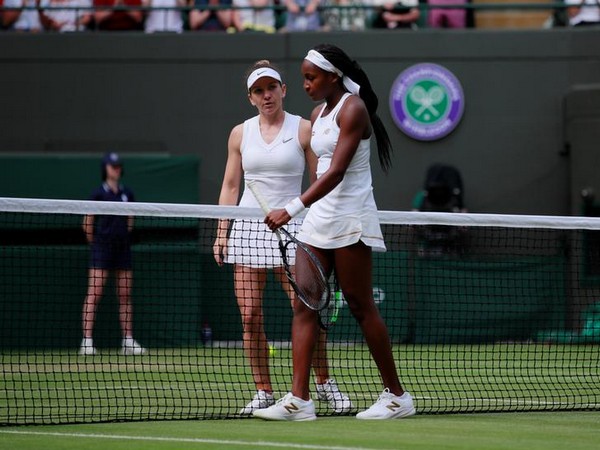 Dejected Cori Gauff with Simona Halep after the match