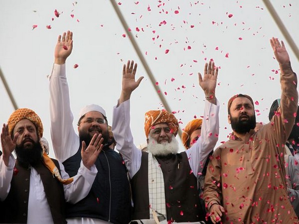 Chief of Jamiat Ulema-e-Islam Fazl (JUI-F) Maulana Fazlur Rahman (third from left) at Azadi March protest in Lahore on October 30. (File photo)