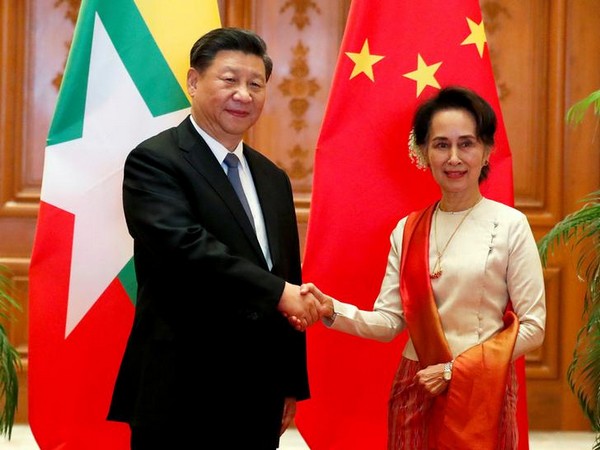 Chinese President Xi Jinping and Myanmar State Counsellor Aung San Suu Kyi