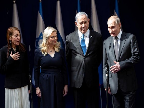 Israeli Prime Minister Benjamin Netanyahu, his wife Sara, and Yaffa Issachar, mother of Naama Issachar, with President Putin (file photo)