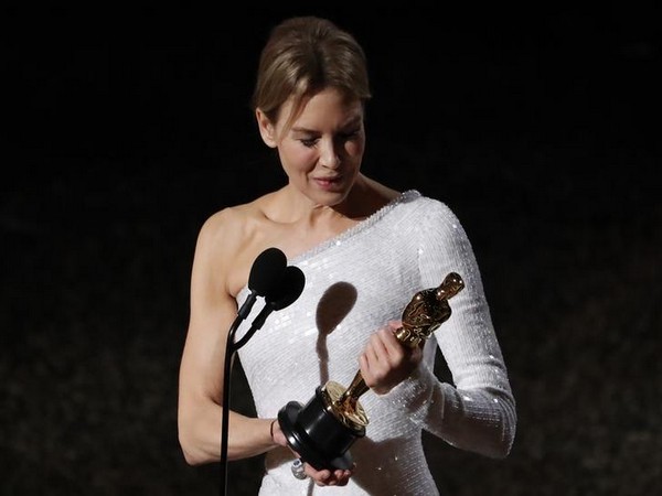 Renee Zellweger winning the Oscar Award for 'Judy'