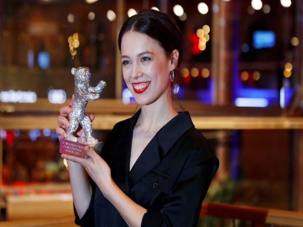 Paula Beer poses with the Silver Bear for Best Actress for 'Undine' 