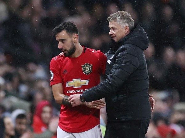 Manchester United's Bruno Fernandes with manager Ole Gunnar Solskjaer