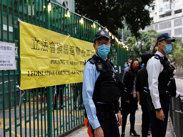  Police officers stand guard outside a polling station during the Legislative Council election in Hong Kong, China, December 19, 2021. (Photo: REUTERS)