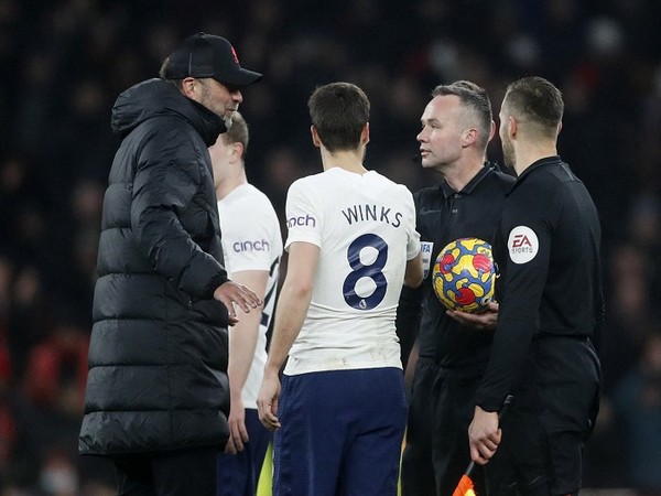 Jurgen Klopp talking with referee Paul Tierney (Photo: Reuters)