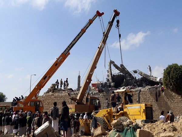 Rescuers use cranes to remove collapsed concrete roof of a detention center hit by air strikes in Saada, Yemen January 21. (Photo Credit: Reuters)