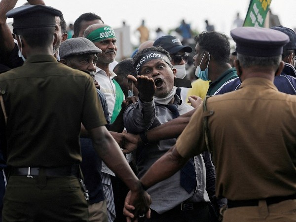  People seen blocking the main road in front of the President's secretariat during a protest organised by main opposition party against the economic crisis in Colombo, March 15, 2022. (PC: REUTERS)