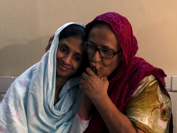 Bilquis Edhi (R) with Geeta (L) in Karachi, Pakistan, October 25, 2015. (Photo credits: Reuters)
