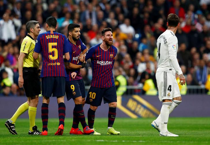Barcelona's players appeal to referee in El Clasico match
