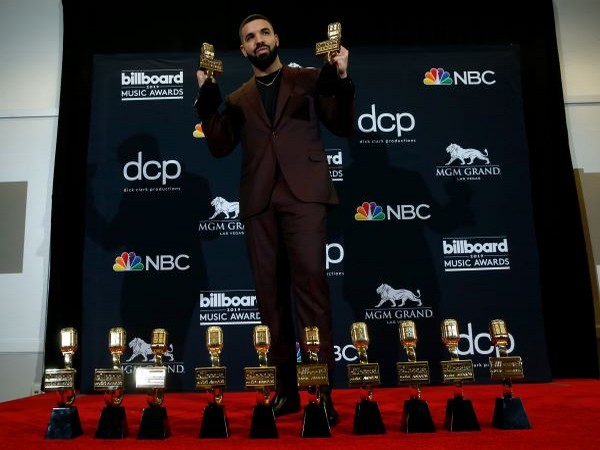 Drake poses backstage with his 12 awards to include Top Artist at Billboard 2019 Music Awards
