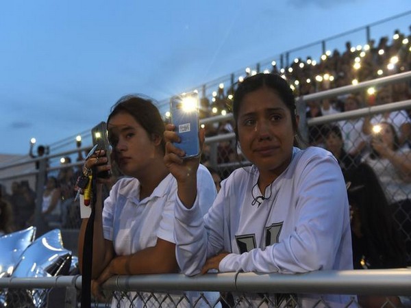 Students in the USA mourn the El Paso shooting on Aug 5 (Photo/Reuters)