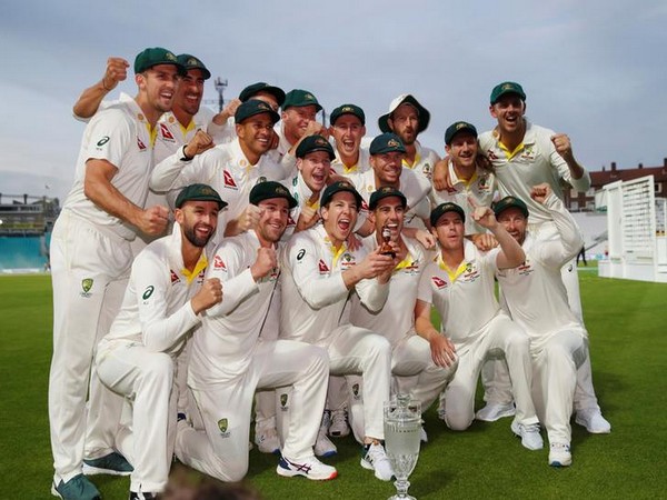 Australia cricket team with Ashes 'urn'