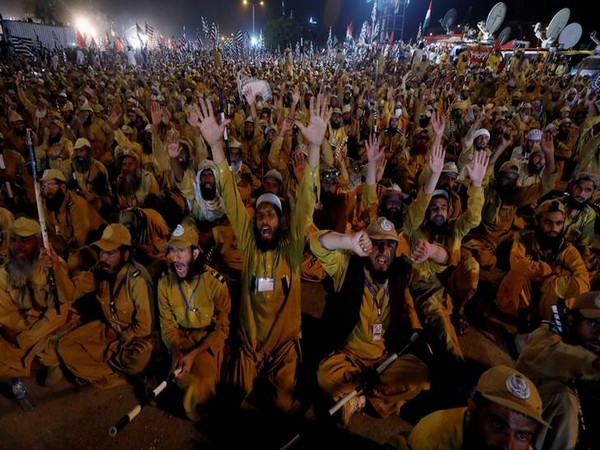 Supporters of Jamiat Ulema-e-Islam-Fazl (JUI-F) chant slogans during the Azadi March on Sunday