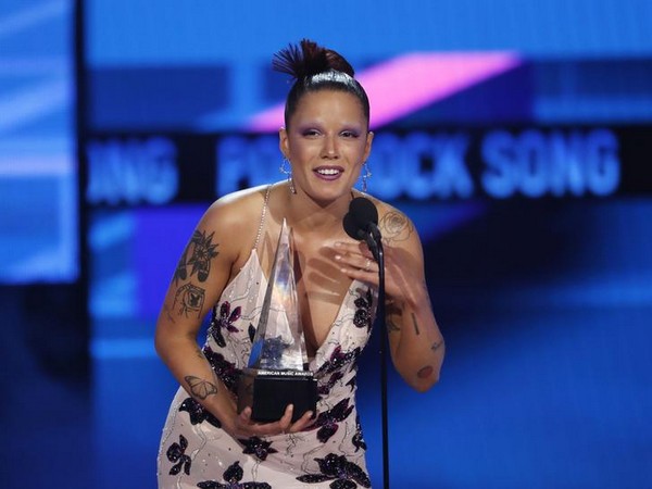 Halsey at the 2019 American Music Awards.