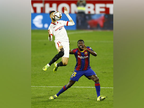 Barcelona defender Samuel Umtiti struggling for the ball