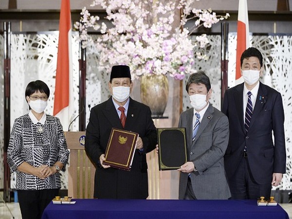 Indonesian FM Retno Marsudi and DM Prabowo Subianto pose with Japanese FM Toshimitsu Motegi and DM Kishi Nobuo at a signing ceremony for the 