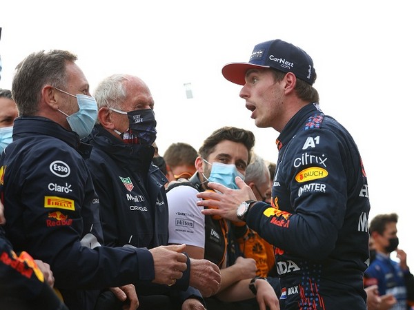 Max Verstappen talking with Christian Horner (Photo: Reuters)