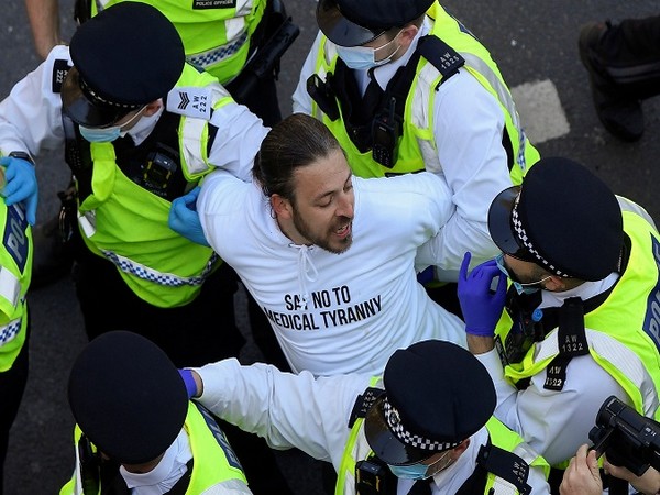 London police arresting an anti-lockdown protester. (Credit: Reuters Pictures)