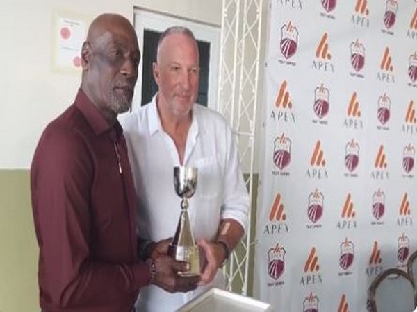 Ian Botham and Vivian Richards with Richards-Botham trophy (Photo/ Windies Cricket/ Twitter)