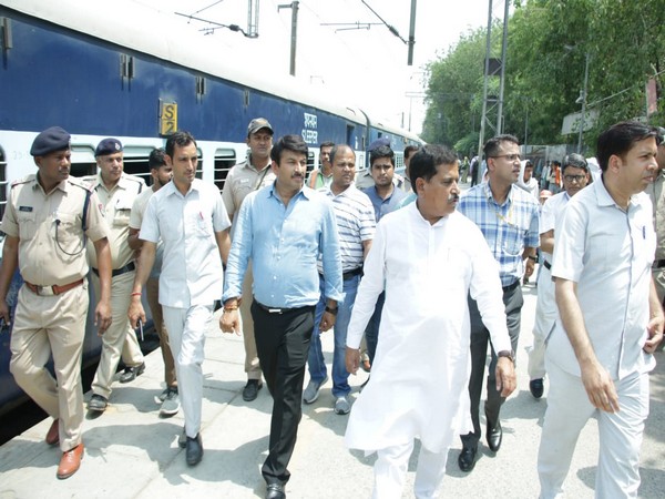 Minister of State for Railways Suresh Angadi inspecting Hazrat Nizamuddin station on Sunday. Photo/ANI
