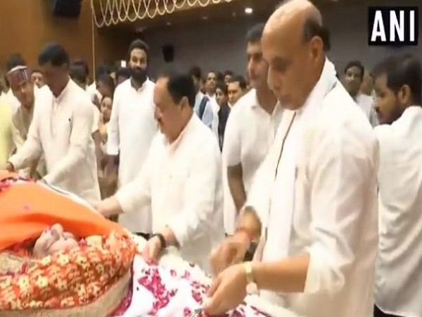 Rajnath Singh, JP Nadda, Ravi Shankar Prasad, Piyush Goyal & other BJP leaders give shoulder to mortal remains of Sushma Swaraj