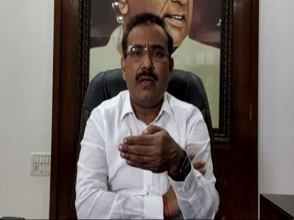 Maharashtra Health Minister Rajesh Tope speaking to reporters on Saturday. Photo/ANI