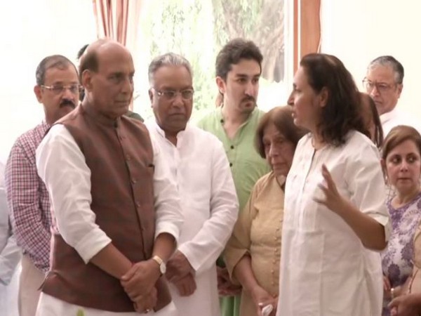 Rajnath Singh interacts with Ram Jethmalani's family after paying his last respects at his Delhi residence on Sunday. Photo/ANI