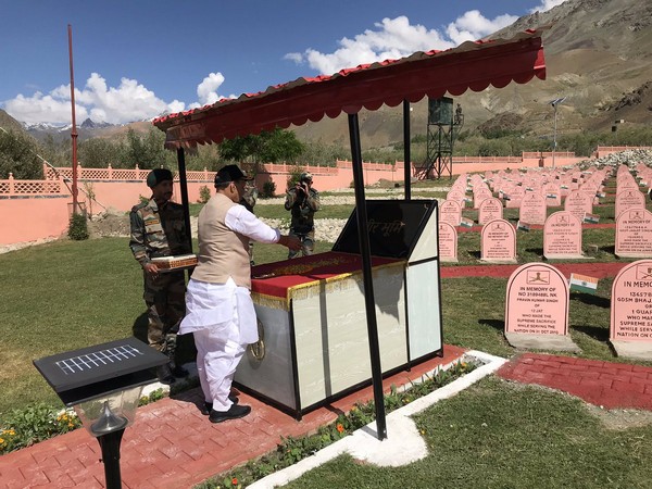 Defence Minister Rajnath Singh paying tribute to martyred soldiers at Kargil War Memorial in Drass (Picture Courtesy: Rajnath Singh Twitter)