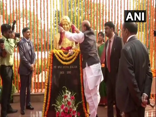 Union Defence Minister Rajnath Singh paying tributes to former President Dr APJ Abdul Kalam at DRDO Bhawan in New Delhi on Tuesday. Photo/ANI