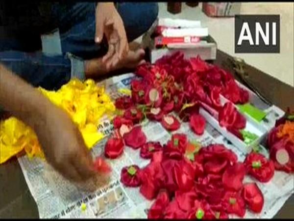 Traditional rakhis being made at Kalamandir, Jamshedpur