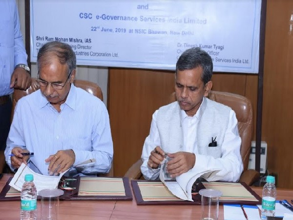 Ram Mohan Mishra, AS and DC (MSME) & CMD, NSIC signing MoU