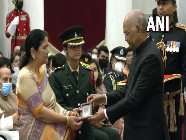 Wife and mother of Major Vibhuti Shankar Dhoundiyal receive his Shaurya Chakra. (Photo/ ANI)