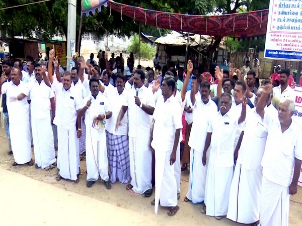 Fishermen stage protest in Rameswaram on Monday Photo/ANI