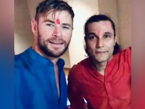 Actors Randeep Hooda and Chris Hemsworth (Image source: Twitter) 