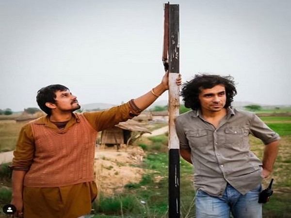 Actor Randeep Hooda with Director Imtiaz Ali during the shoots of movie 'Highway' (Image courtesy: Instagram)