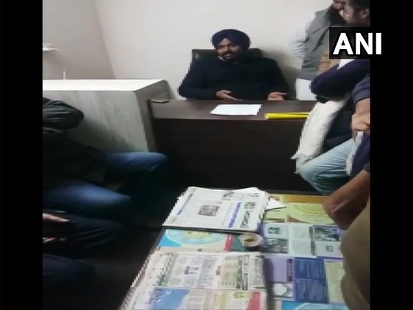 Delhi Police Public Relations Officer (PRO), MS Randhawa holding a meeting with students from JNU in New Delhi on Monday. Photo/ANI