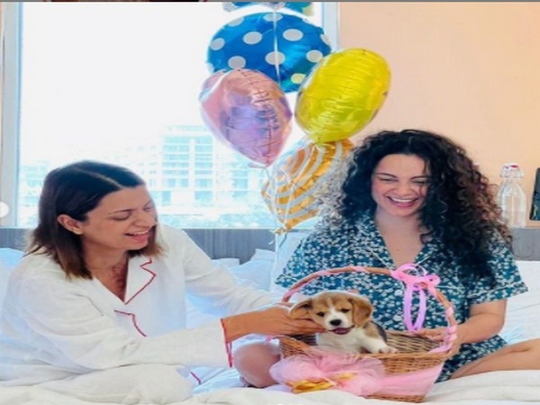 Actor Kangana Ranaut with sister, manager Rangoli Chandel and their new pup. (Image Source: Instagram)