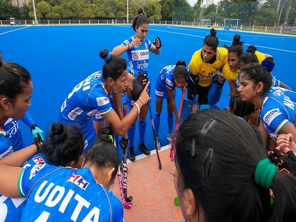 India women's hockey team skipper Rani Rampal with teammates. (Photo/ Hockey India)
