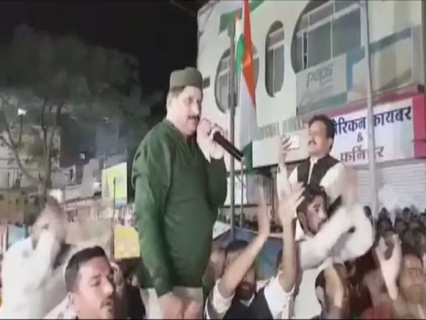 Congress MLA Arif Masood Khan speaking at the event in Ratlam.