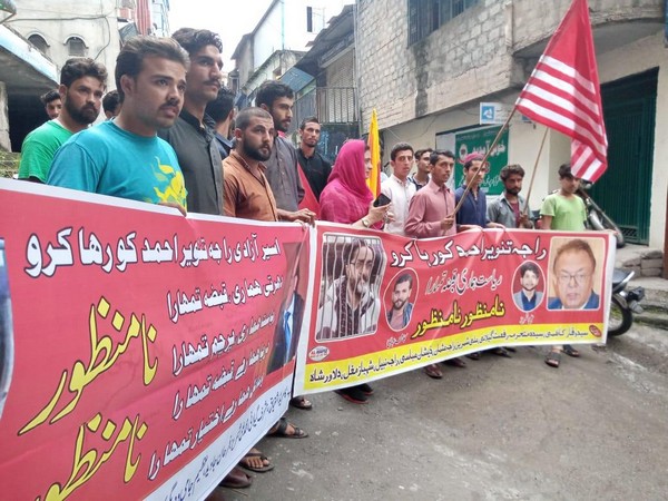 People showing support for Tanveer Ahmad, an activist and journalist arrested recently by local police and Pakistan's intelligence agencies.